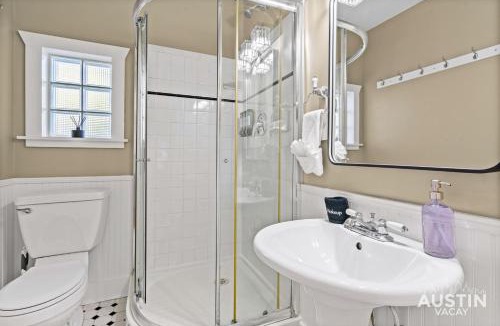 Swede Hill Apartment | East Austin 2BR 1BA w Patio and Grill, Pet-Friendl Walk to 6th By Austin Vacay