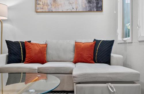 Cityplace Apartment | Worldcup Ready Beautifully Furnished One Bedroom Apartment in the Heart of West Village Dallas with Pool and Free Parking