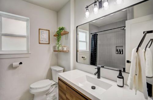 North Austin Civic Association House | Custom Designer Home. Sleeps 9. Close to domain Q2