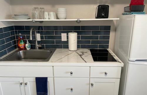University Heights Apartment | Studio wbalcony-Nob Hill, UNMH, Pres Hosp