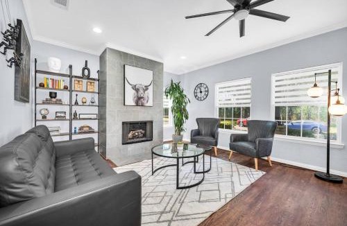 Dallas House | Highland Cottage - Central, Huge Yard HOT TUB