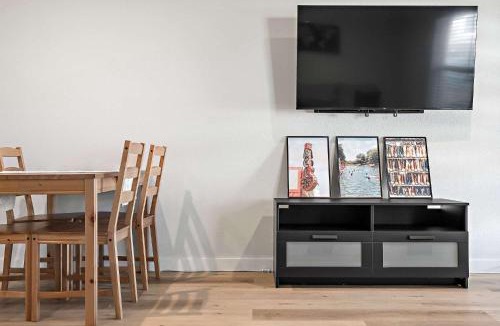 Barton Hills Apartment | Chic & Stylish 1BR Retreat - Near Zilker Park