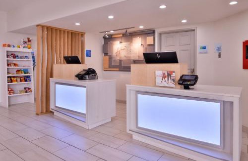 Farmington Hotel | Holiday Inn Express & Suites Farmington Bloomfield by IHG