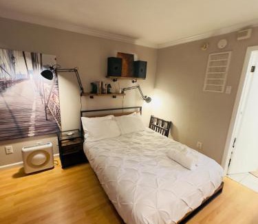 Turtle Creek Apartment | HiFi Sound & Comfort - Uptown Dallas/2-story loft