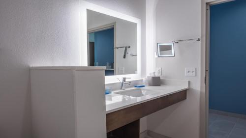 Dripping Springs Hotel | Holiday Inn Express & Suites - Dripping Springs - Austin Area by IHG