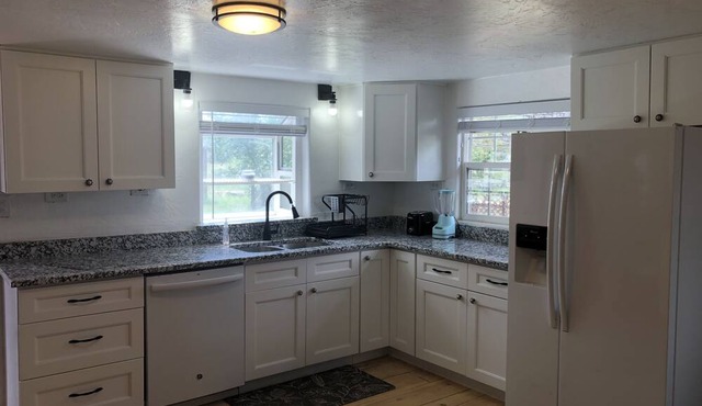 Cute house in Quiet Neighborhood! Lots of outdoor space!