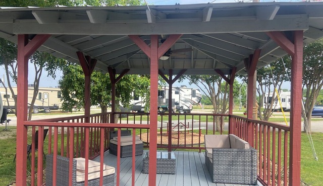 Reveille RV Resort Bryan 5mi to Downtown 10 to Kyle Field! GLAMPING, sleeps 6!