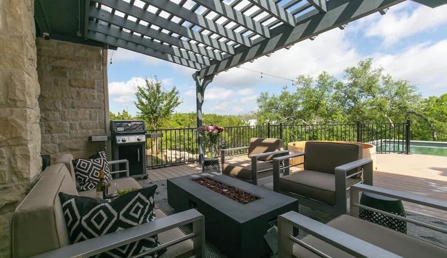 Spicewood Lodge W/pool, Hottub