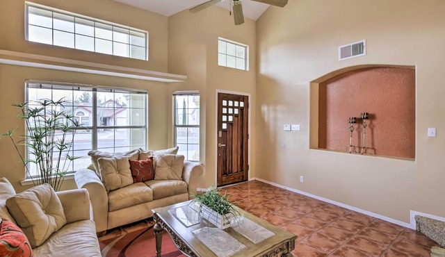 El Paso Retreat w/Pool: 11 Mi to Downtown!