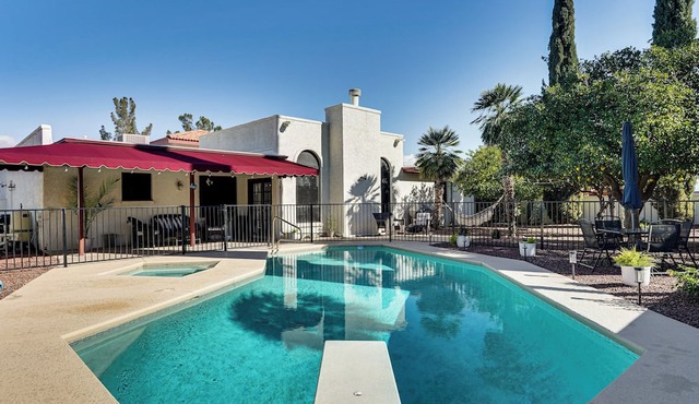 7 Mi to Sabino Canyon: Poolside Oasis w/Mtn Views