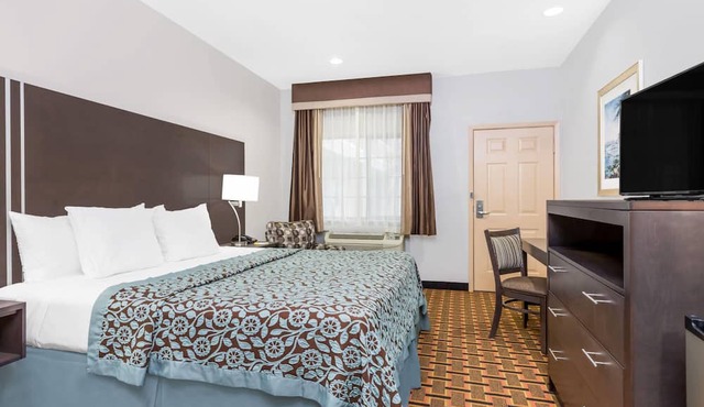 Days Inn & Suites by Wyndham Madisonville