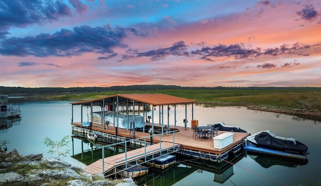 Luxury Lake Life - Boat Dock, Outdoor Kitchen, Basketball Court, Game Room & Bar