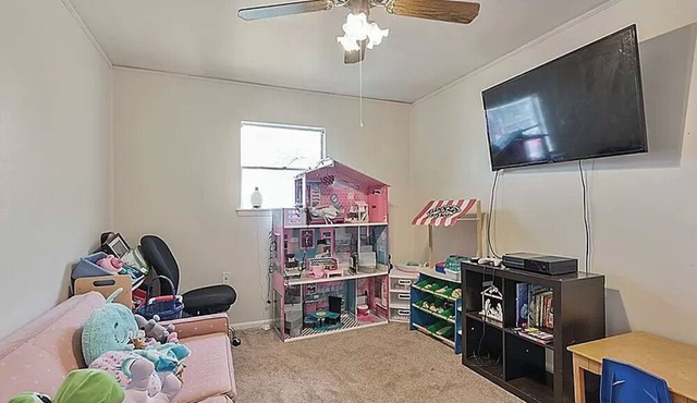 Charming 4-bedroom family home with AC and WiFi in Bryan with plenty of room!