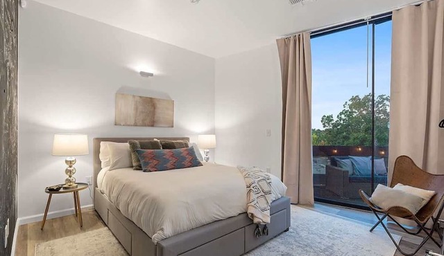 2BR Designer Condo East Downtown Austin