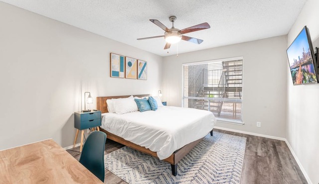 Soco 2BR Cozy Suite w Pool King bed Fast Wifi