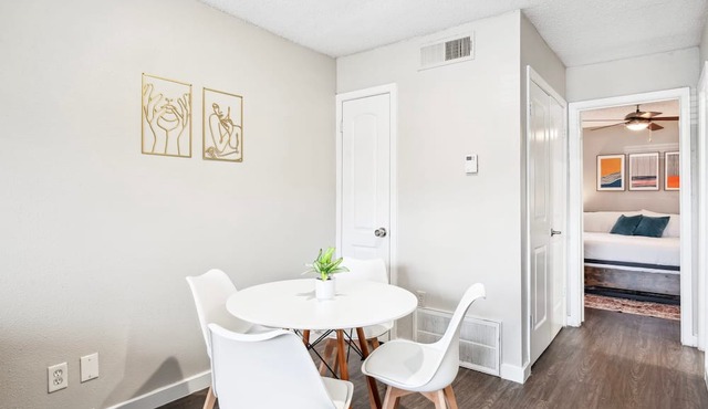 Charming King Bed 1BR w Pool 5 Min to DT