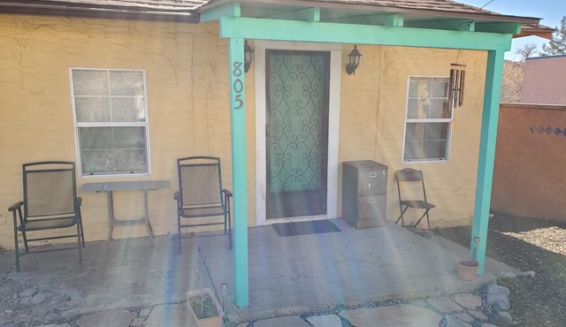 Cozy cottage in Silver City historic district. 5 minute walk to downtown & WNMU!