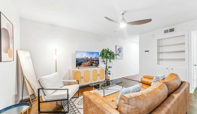 Prime SoCo cozy 1BR king suite w/pool, parking