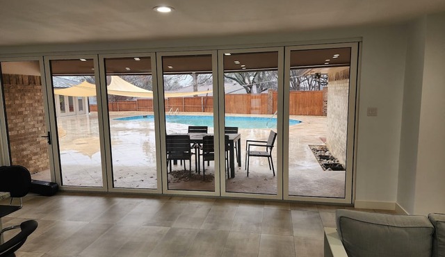 Exceptional contemporary w/pool, near stadiums, TCU and hospitals