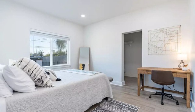 Fresh bungalow just steps from University of Arizona! Sleeps six! Bring the fam!
