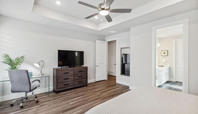 TCH - Spacious 3bd/2.5ba in Dallas with Workspace in Dallas
