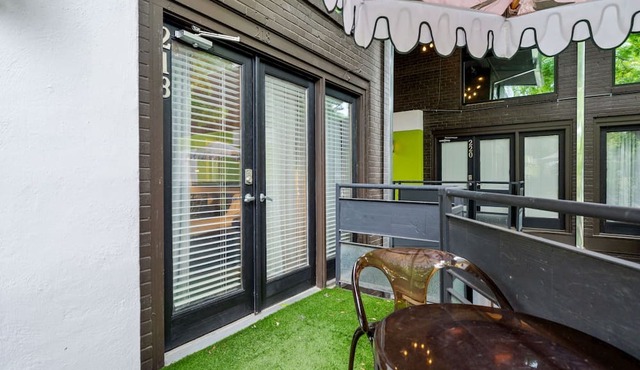 Modern 3-bed loft with pool, courtyard, and prime walkable Dallas location.
