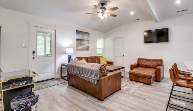 Lakeside Cabin Newly Remodeled .4mile to boat ramp with boat parking and Kayaks. in Pottsboro