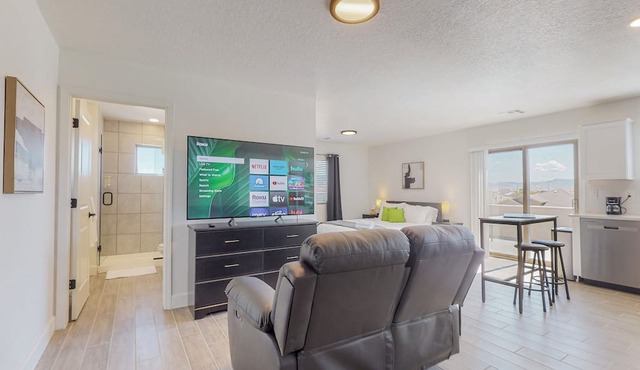 New Studio, Balcony w/views, Nexflix, Pool