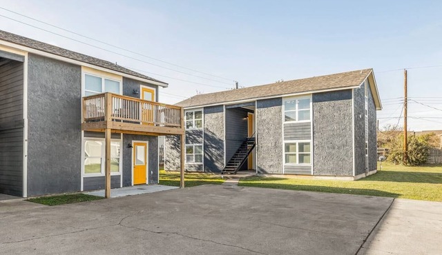 Kelly's Cove: 1st Flr 2 Bdrm-Walk to A&M-King Beds