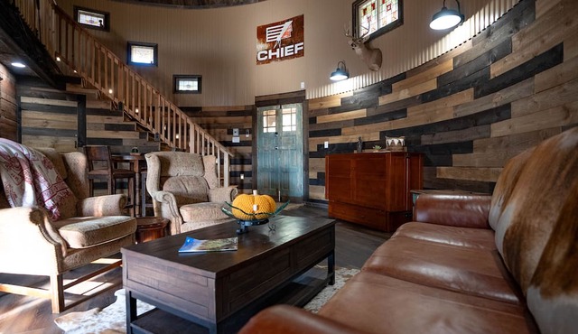 Lampasas' only grain silo cabin. Close to 3 State Parks and Spider Mountain