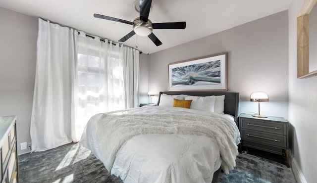 Experience elevated comfort in this upscale 2-bedroom Dallas condo with pool views and exclusive access to an award-winning courtyard featuring a resort-style pool, hot tub, dry sauna, and lush lounge areas. Enjoy a 77″ smart TV, sleek leather sofa,
