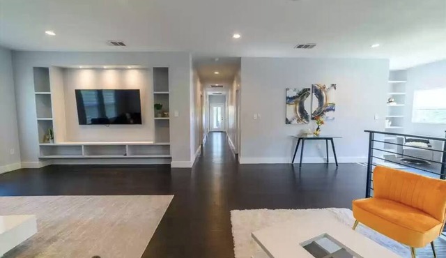 Central Modern Home in DFW Fort Worth Arlington