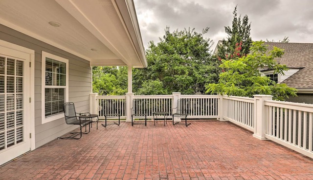 Studio in College Station w/Expansive Deck!