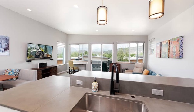 Townhome with Awesome Views - 1 Mile to Downtown - 30+ Day Stay Required in Durango