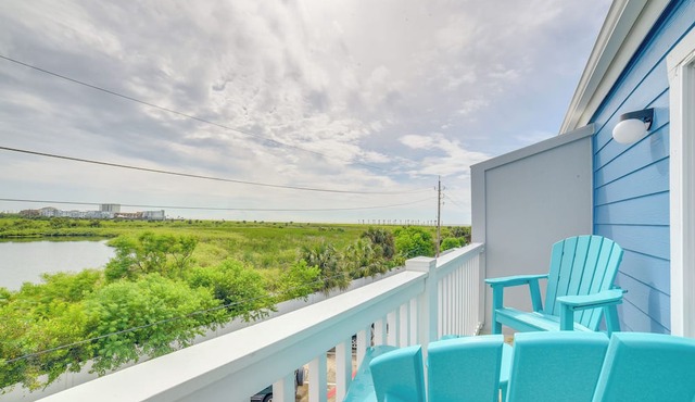 Bay View, Pool Access: Romantic Galveston Retreat!