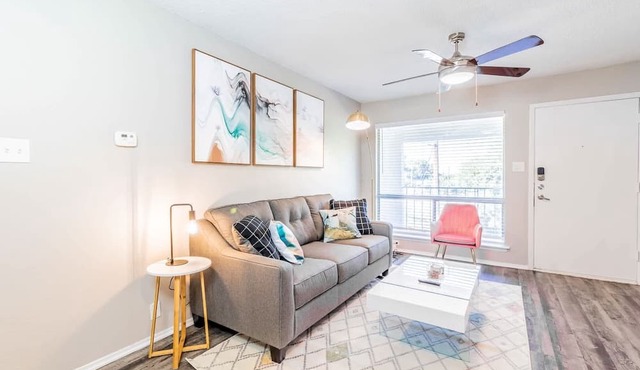 SoCo chic 1BR w/pool, king bed, close to DT