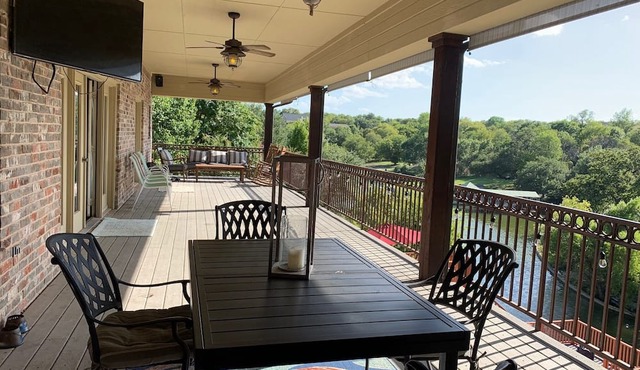Huge 4 bedroom + loft lakehouse with private dock - 27 min north of Sundance Sq