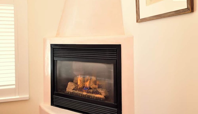 BOUTIQUE HOTEL - King deluxe Suite 1/2 mi. from Santa Fe Plaza