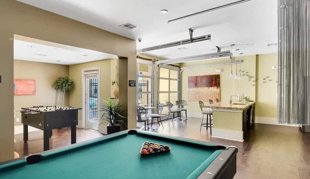 Chic SoCo 1BR King Suite w/GymPickleballLaundry