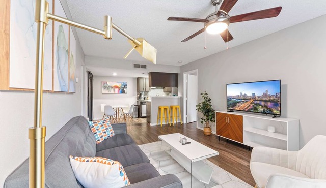 SoCo 2BR corner suite, king bed, fast WiFi w/pool