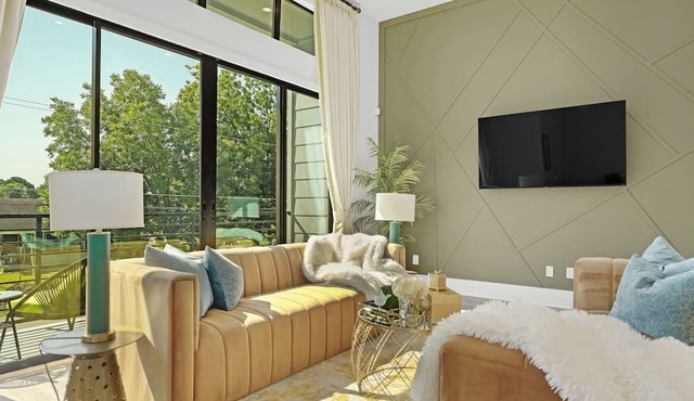 Luxury 3BR Houston Home with Parking - Walk to Everything in Houston