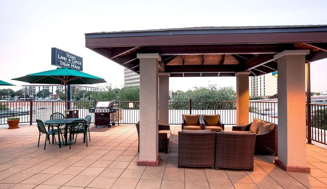 Free Breakfast + Outdoor Pool | Suite with Roll-in Shower Only 15 Minutes from the Riverwalk!