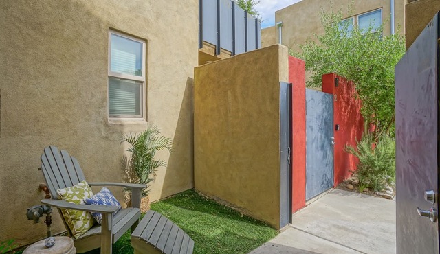 Frida Kahlo! 1bd/1.5ba Condo near Old Town/Sawmill. Balcony, Patio!