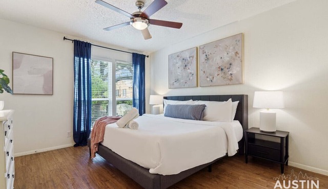 Central Austin 2 Story Apt | Sleeps 4 + Free Prkg