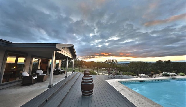 Upscale, Magnificent Views, Dog Friendly. Owner Friendly!