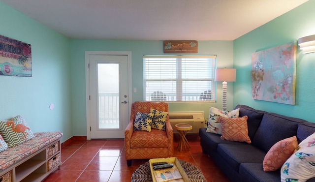 Studio Condo in Town, Near Beach, Shared Pool and Hot Tub