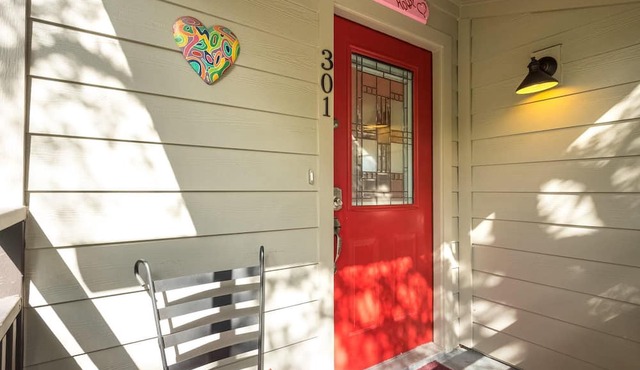 View, 1 King bed & sleeper; .33 mi to Barton Springs/Zilker Park, @2 mi to DT!