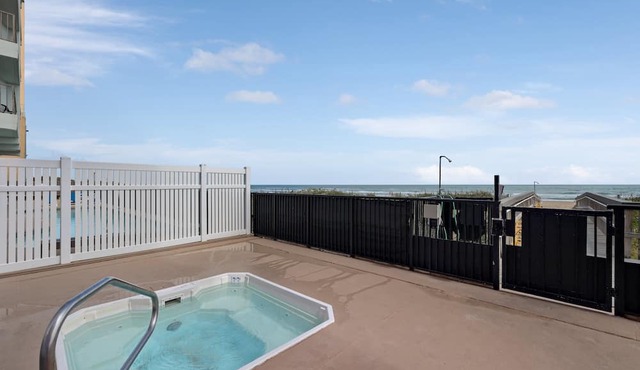 Hear the Waves from Beachfront Florence I #402! Dog-Friendly!