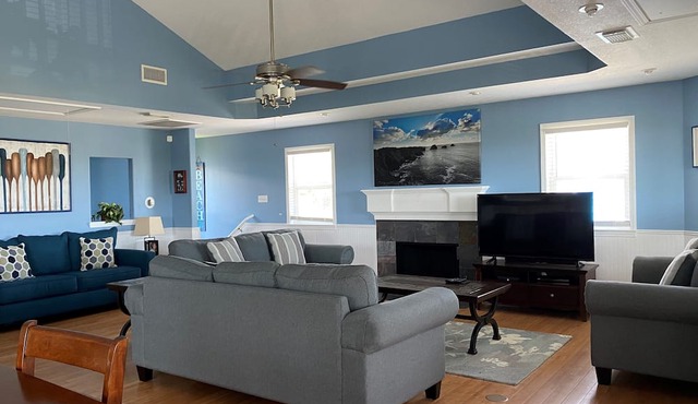 Sunny Beach OCEANVIEW HOME! one minute walk to BEACH!