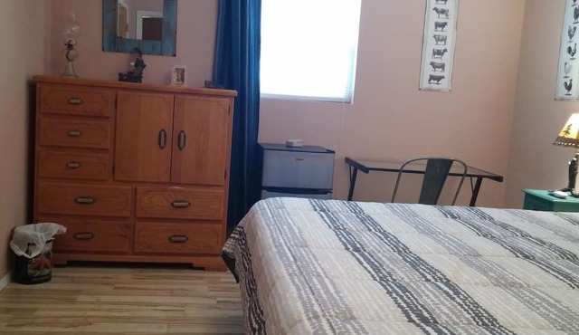 Rural Oasis - Cowboy's Private Room & Private Bathroom